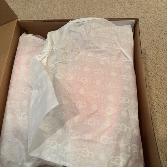 Brand new in box Ugg sandals - Picture 4 of 6